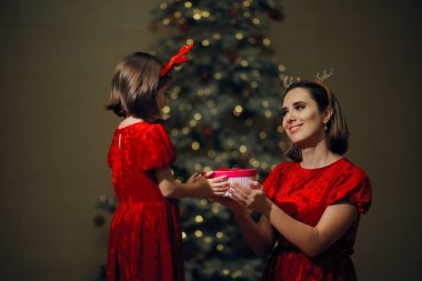 Kızı Noel 'de annesine bir hediye kutusu sunuyor.