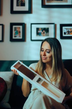 Lüks Çikolata Kutusunu Açan Kadın Aldı.