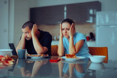 Kızgın çift öğle yemeğinde birbirleriyle konuşmayı keser.