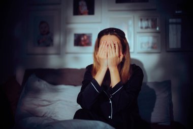 Stresli, mutsuz kadın iyi uyuyamadığı için acı çekiyor.