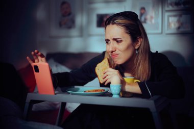 Yatakta Kahvaltı Yaparken Telefonuna Bakan Endişeli Kadın