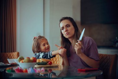 Anne Kızını Keskin nesnelerle oynamaması için uyardı