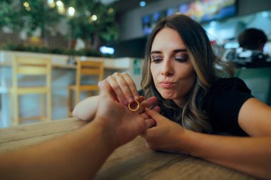 Mutsuz kadın eski eşine evlilik yüzüğünü geri veriyor.