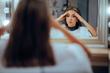 Stresli Endişeli Kadın Kuaförde Oturuyor