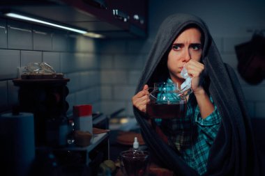 Hasta kadın soğuk algınlığından acı çekiyor.