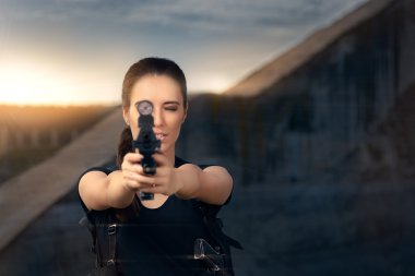 Silah eylem film tarzı tutan güçlü kadın