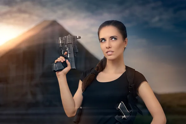 Потужна жінка тримає пістолет стиль дії — стокове фото