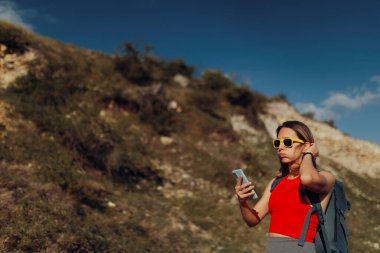 Kaybolmuş Yolcu Telefonunu Oryantasyon İçin Tutuyor