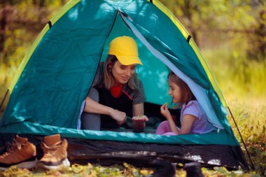 Anne ve Kız, Çölde Çadırda Oturan Meyve Yiyin