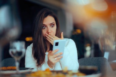 Şaşırmış Kadın Bir Restoranda Mesaj Okuyor