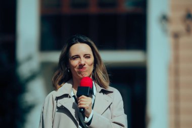 Stresli Muhabir Mikrofon Tutuyor Röportaja hazır