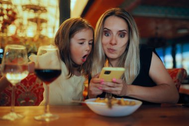 Anne ve Kız Bakışları Restorandaki telefona şok oldu