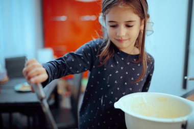 Bağımsız Çocuk Kahvaltı İçin Tek Başına Krepler Pişiriyor