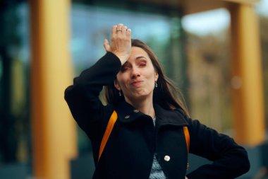 Unutkan Kadın Pişmanlık dolu bir jest yapıyor