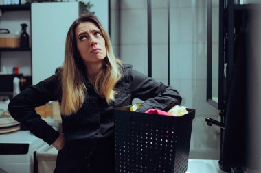 Çamaşır sepetli bıkkın kadın Yoruluyor