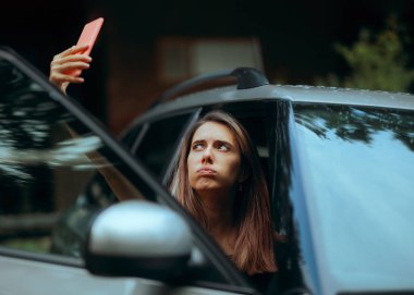 Araba bozulduktan sonra Üzgün Kadın Telefon Sinyali Arıyor