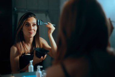 Evinde Aynanın Önüne Saçını Boyayan Kadın