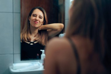 Boynu Kalın Kadın Sabah Evde Acı Çekiyor