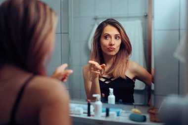 Aynada Kendini Gösteren Komik Narsist Kadın