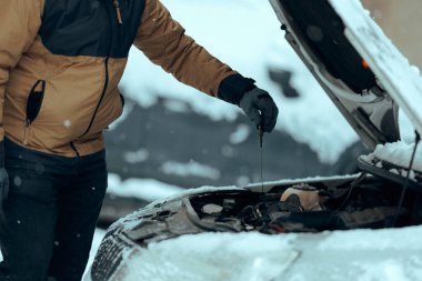 Yağ Seviyesini Denetleyen Adam Yağ Çubuğu Tutuyor