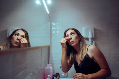 Kadın Aynada Sünger Uygulaması Kurumu Kullanıyor