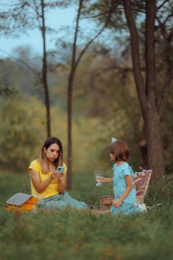 Annen pikniğin tadını çıkarmak yerine telefonunu kontrol ediyor diye endişeleniyorum.