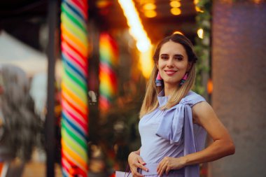 Şenlik Günlerinde Şehirde Yürüyen Zarif Kadın