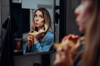 Kadın Yağlar Kuru Aynaya Bakar