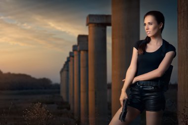 Silah eylem film tarzı tutan güçlü kadın