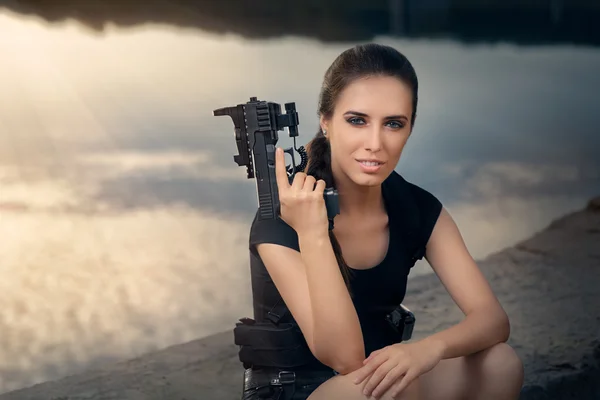 Poderosa mulher segurando arma de ação filme estilo — Fotografia de Stock