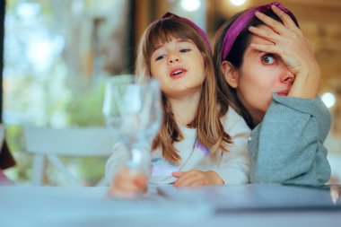 Bir Restoranda Kızının Yaramaz Davranışları Anne 'yi çileden çıkardı