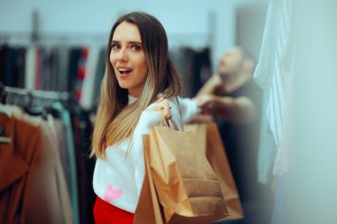 Neşeli Eş, Öfkeli Kocasından Alışverişin Peşinde