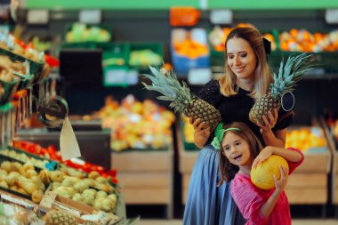 Anne ve Kız Süpermarketten Pineapple ve Melon alıyor.