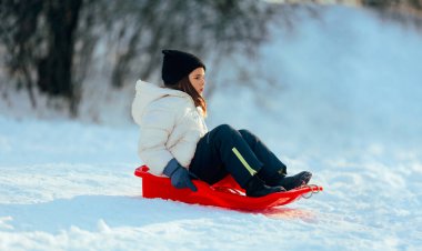 Konsantre Küçük Kız Kışın Plastik Kızağa Biniyor