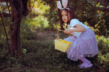 Küçük Kız Sepetle Paskalya Yumurtası Avına Gidiyor