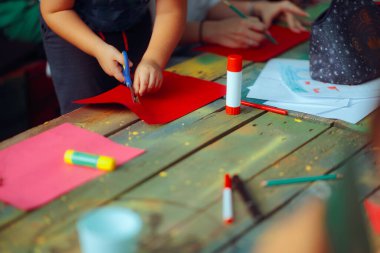 Kız Kartondan Bir Sanat ve El Sanatı Kırmızısı Kalp Kesiyor