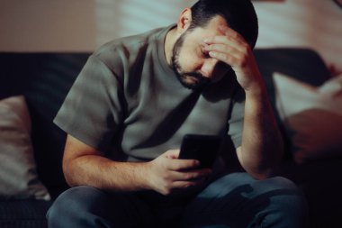 Üzgün Adam Telefonunda Umutsuz Mesaj Okuyor