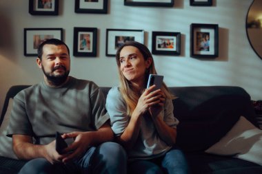 Kadın telefonunu saklarken şüpheli ortak başka yere bakıyor.