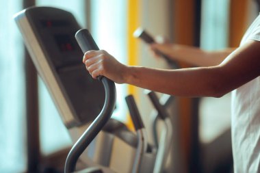 Bir Eliptik Makinenin Saplarını Tutan Eller