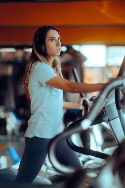 Kadın Eliptik Jimnastik Makinesi Kullanırken Yorgun Görünüyor