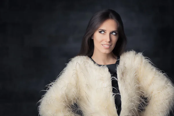 Beautiful Winter Woman Wearing Fur Coat — Stock Photo, Image