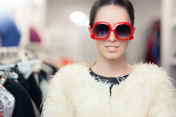 Donna invernale in pelliccia con grandi occhiali da sole — Foto Stock