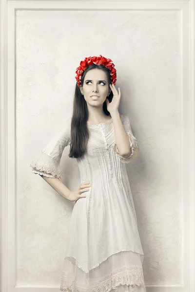 Kobieta w stylu Vintage białej sukni i kwiatowy wianek — Zdjęcie stockowe