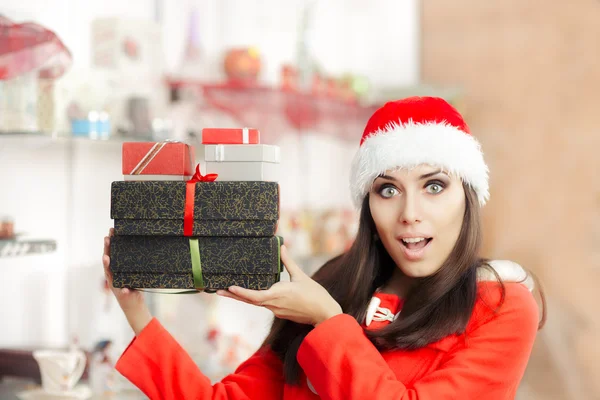 Sorprendida chica de Navidad con regalos en la tienda de regalos —  Fotos de Stock