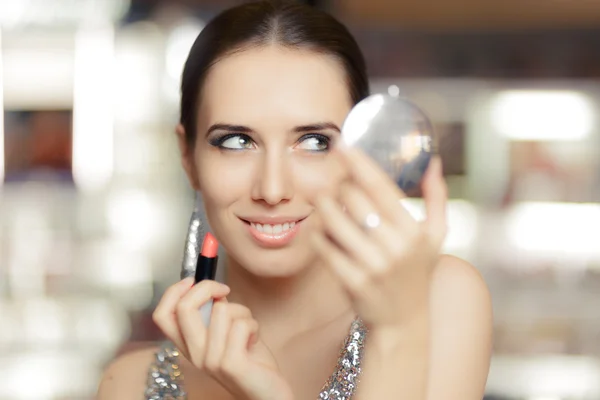 Mujer glamour con lápiz labial y espejo de maquillaje —  Fotos de Stock