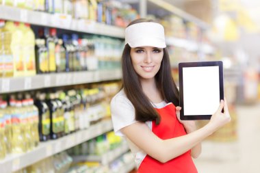 Gülümseyen süpermarket çalışan bir Pc Tablet Holding