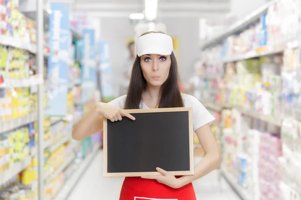 Surpreendido Supermercado Empregado Segurando um quadro negro em branco — Fotografia de Stock