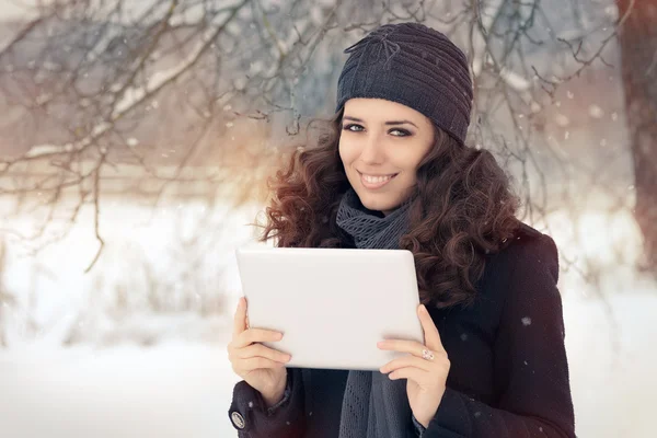 Kobieta zima z Tablet poza w śniegu — Zdjęcie stockowe