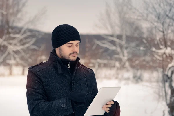 Uomo con Tablet Fuori in Decor Inverno — Foto Stock