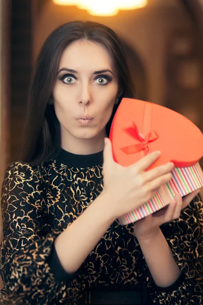 Terkejut Wanita Cantik Membuka Jantung Bentuk Hadiah — Stok Foto